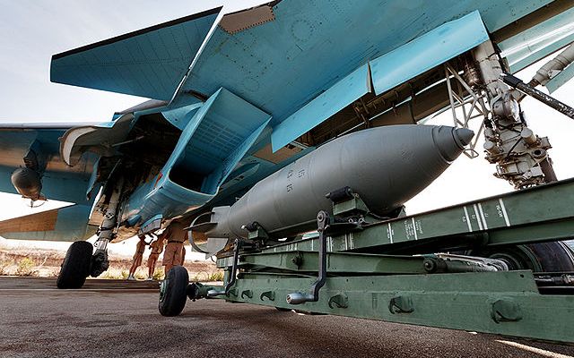 Подготовка_самолетов_российской_авиагруппы_в_Сирии_к_вылетам_(17)