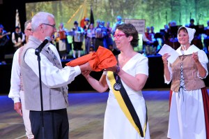 The "Europeade" 's flag is gived by Helsingborg to Namur, represented by Cécile Crefcoeur, his Cultural Alderwoman