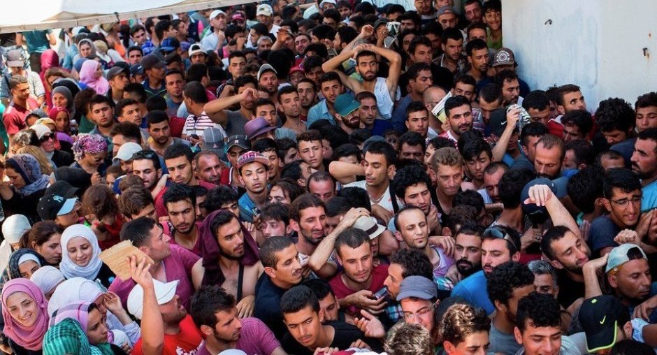 Migrants crowd.jpg