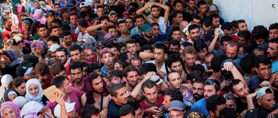 migrants-crowd