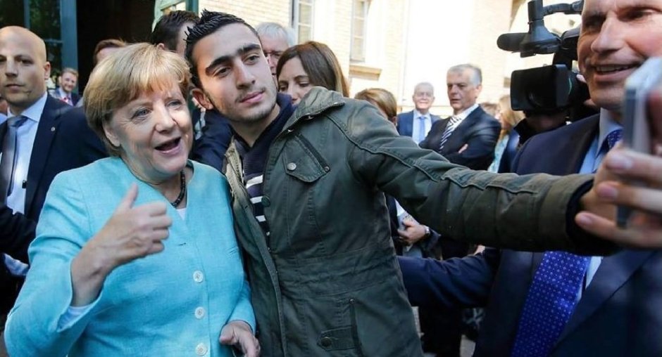merkel-migrant-selfie