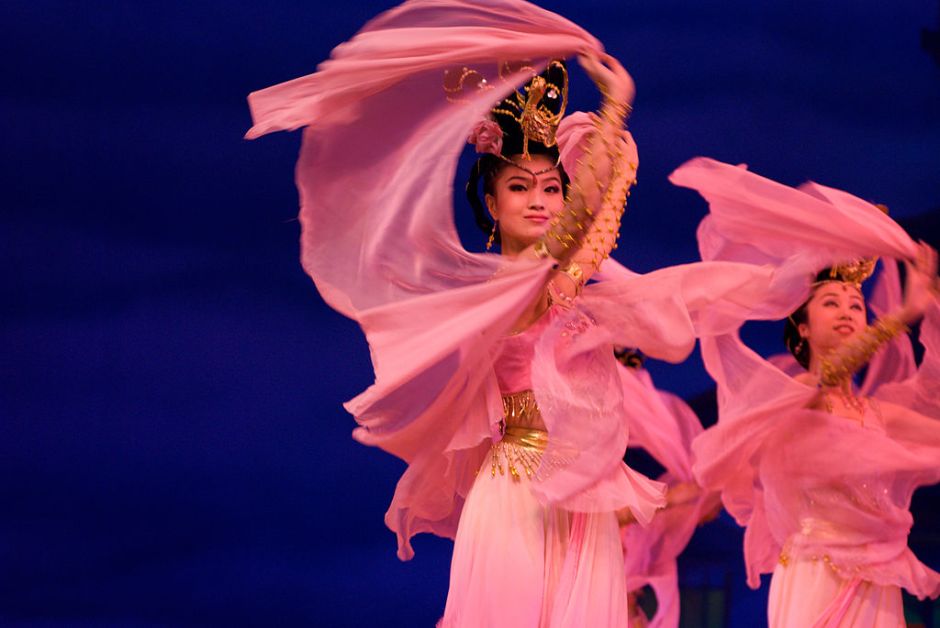 chinese_women_in_pink_dancing_2007-07-05